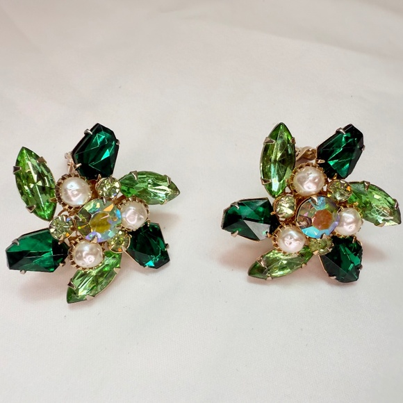 Signed Judy Lee Green Glass w/Uranium Faux Pearl and Green AB Clip Earrings - Picture 12 of 12
